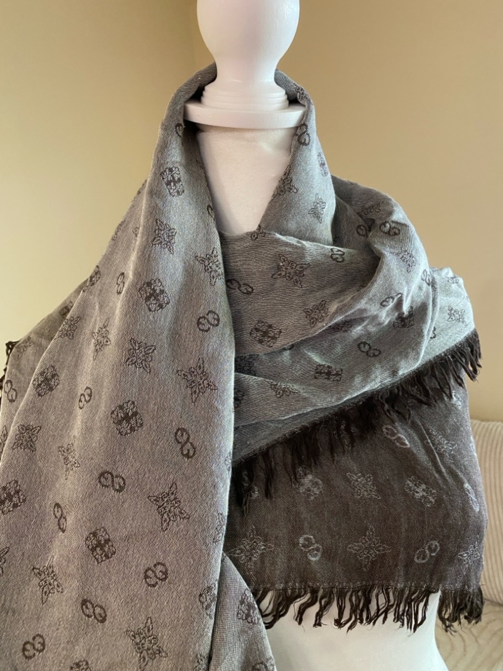 Gucci  Logo Rectangle Scarf Gray  Stripe Fringe Knit